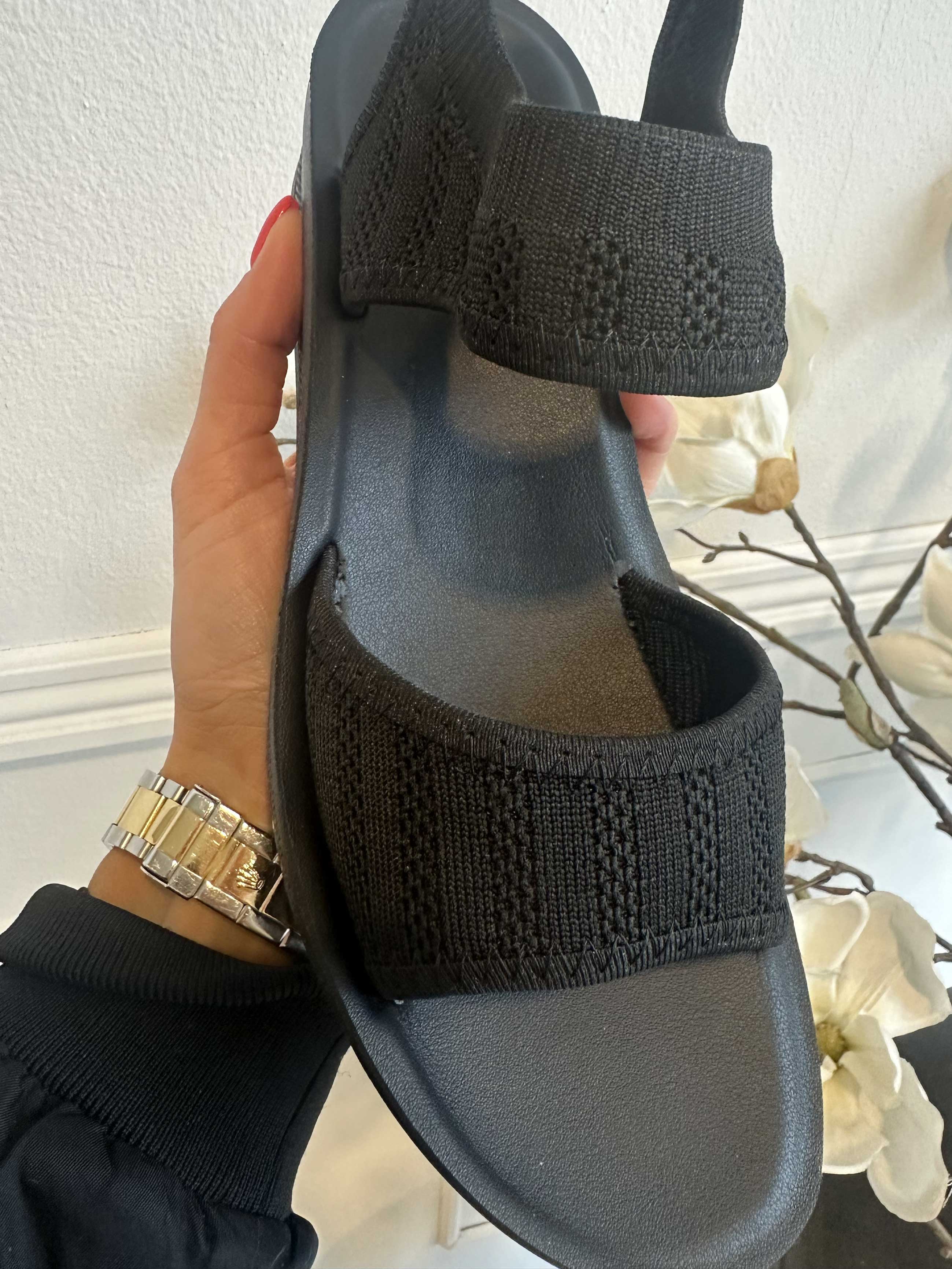 Jolina - Bløde sandaler med lille hæl og stræk i remmen